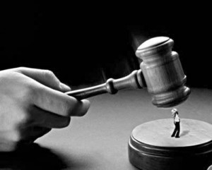 მოსამართლე ტრაილერის მძღოლებს, რომელთაც ქურდობას „ტენიან“, „სამაგალითოდ“ დასჯას უპირებს