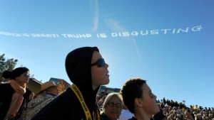 კალიფორნიის ცაზე ტრამპის შეურაცხმყოფელი წინადადებები დაწერეს