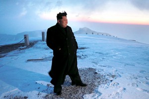 კიმ ჩენ ინი ჩრდილოეთ კორეის ყველაზე მაღალ მთაზე პალტოთი და ტუფლებით ავიდა