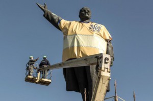 უკრაინაში ლენინის ყველაზე დიდი ძეგლი ჩამოაგდეს